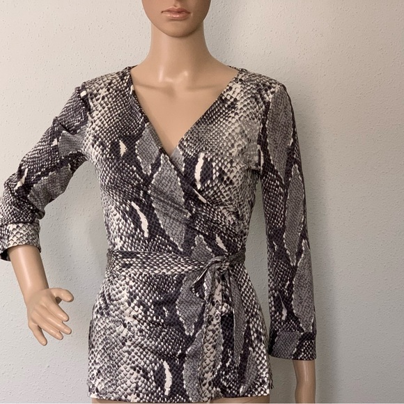 Diane Von Furstenberg Silk Jersey Wrap Tie Animal Printed Top Size 4 - Picture 9 of 9